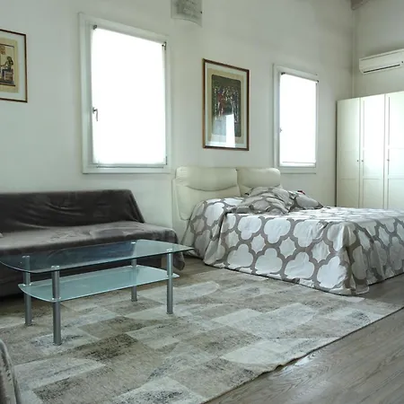 Bed & Breakfast Pool & Garden Lelia Mirano